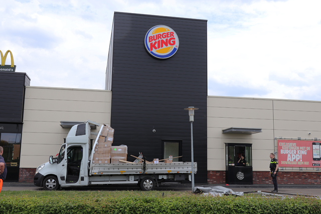 Vrachtwagenchauffeur rijdt zijn dak eraf bij drive-in van Burger King aan de Van Andelstraat Waalwijk