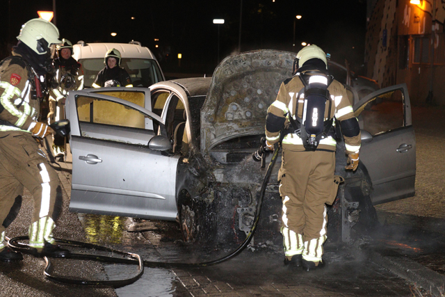 Auto gaat in vlammen op aan de Prof. Minckelersweg Waalwijk