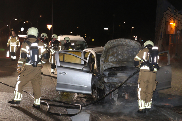 Auto gaat in vlammen op aan de Prof. Minckelersweg Waalwijk