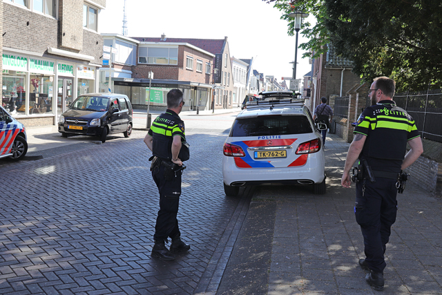 Politie zoekt met hond naar dader van beroving aan winkelcentrum De Els Waalwijk
