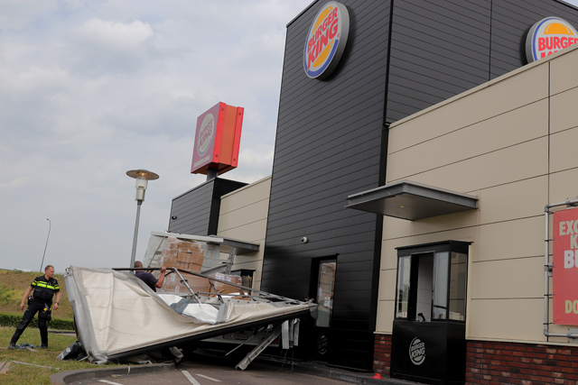 Vrachtwagenchauffeur rijdt zijn dak eraf bij drive-in van Burger King aan de Van Andelstraat Waalwijk
