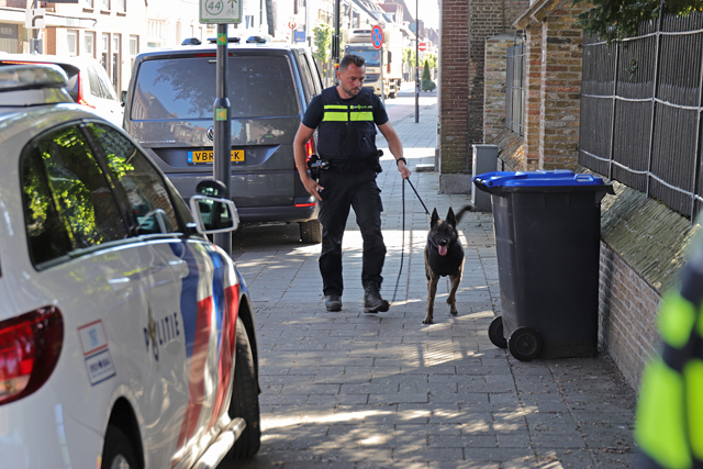 Politie zoekt met hond naar dader van beroving aan winkelcentrum De Els Waalwijk
