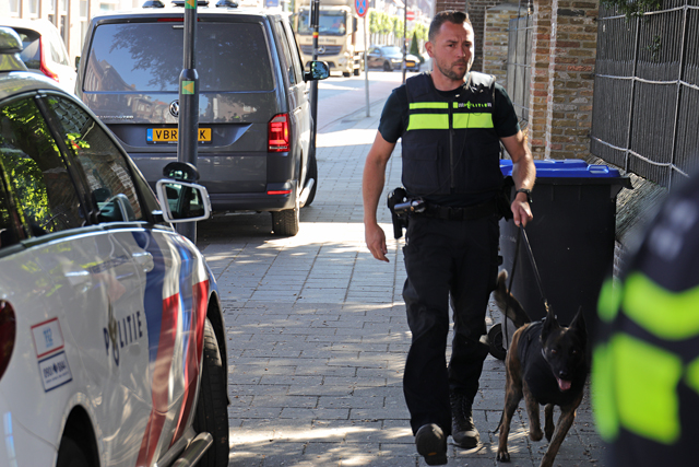 Politie zoekt met hond naar dader van beroving aan winkelcentrum De Els Waalwijk