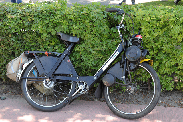 Solex rijder raakt gewond aan de Burg. Smeelelaan Waalwijk