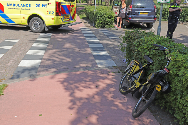 Solex rijder raakt gewond aan de Burg. Smeelelaan Waalwijk