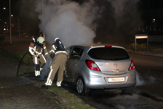 Auto gaat in vlammen op aan de Prof. Minckelersweg Waalwijk