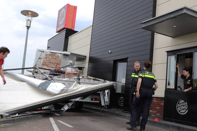 Vrachtwagenchauffeur rijdt zijn dak eraf bij drive-in van Burger King aan de Van Andelstraat Waalwijk