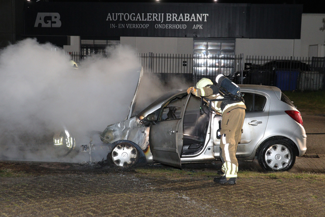 Auto gaat in vlammen op aan de Prof. Minckelersweg Waalwijk