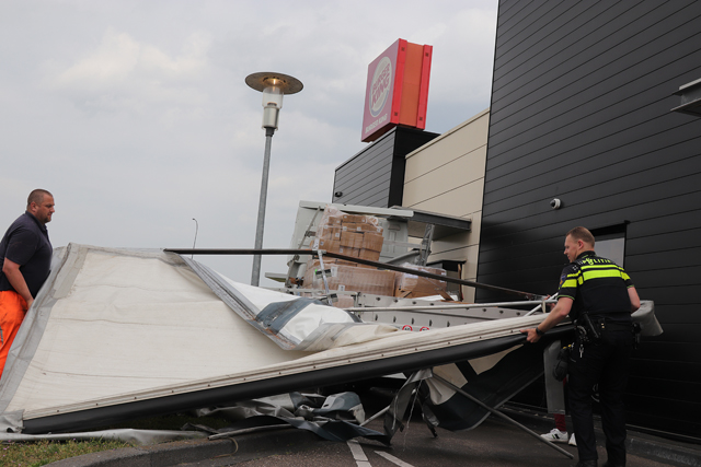 Vrachtwagenchauffeur rijdt zijn dak eraf bij drive-in van Burger King aan de Van Andelstraat Waalwijk