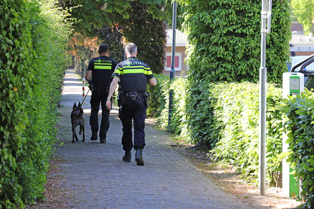 Politie zoekt met hond naar dader van beroving aan winkelcentrum De Els Waalwijk