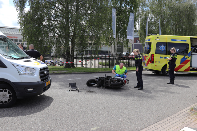 Vrouw op scooter raakt gewond na botsing met bestelbus aan de Elzenweg Waalwijk