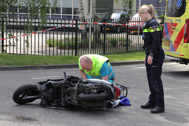 Vrouw op scooter raakt gewond na botsing met bestelbus aan de Elzenweg Waalwijk