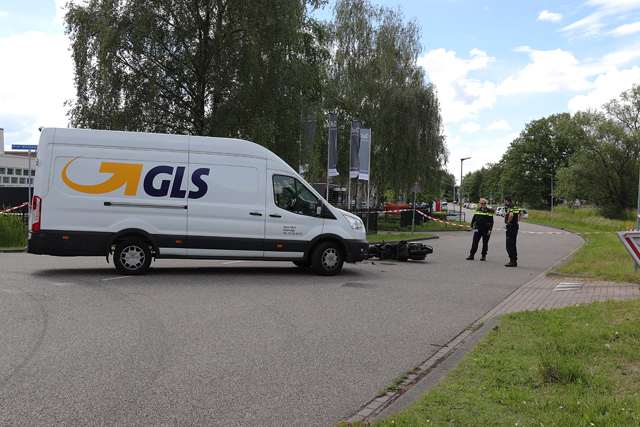 Vrouw op scooter raakt gewond na botsing met bestelbus aan de Elzenweg Waalwijk