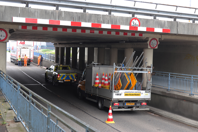 Schade aan vrachtwagen en berucht viaduct aan de Hertog Janstraat Waalwijk