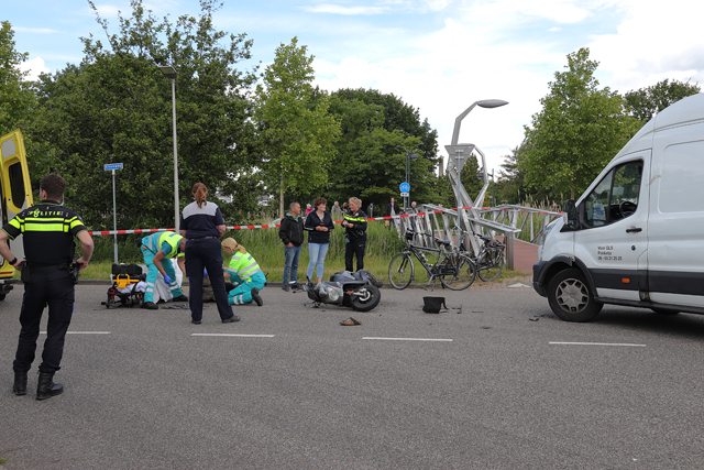 Vrouw op scooter raakt gewond na botsing met bestelbus aan de Elzenweg Waalwijk