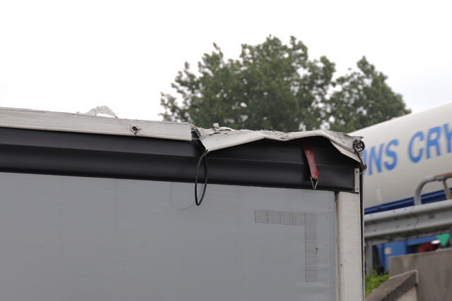 Schade aan vrachtwagen en berucht viaduct aan de Hertog Janstraat Waalwijk