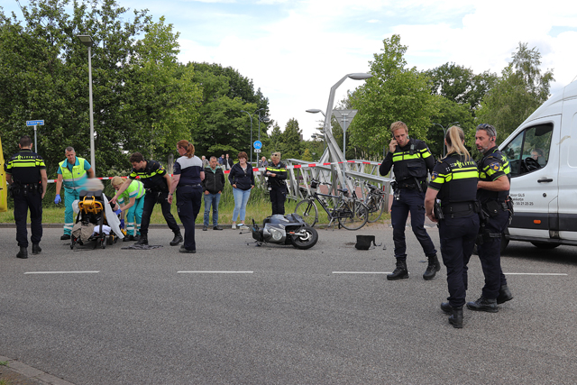 Vrouw op scooter raakt gewond na botsing met bestelbus aan de Elzenweg Waalwijk