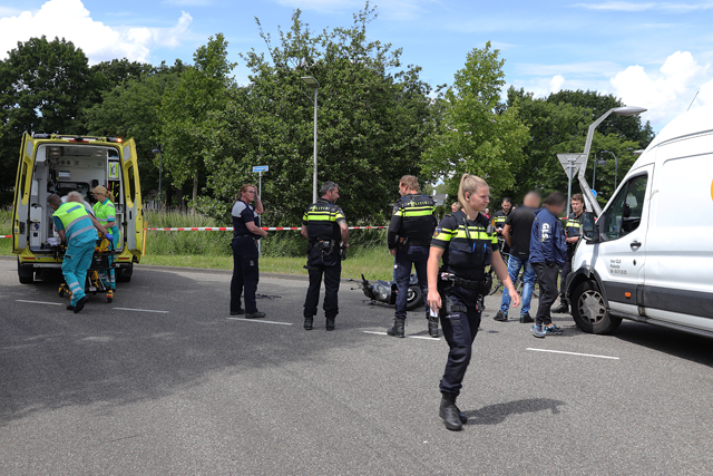 Vrouw op scooter raakt gewond na botsing met bestelbus aan de Elzenweg Waalwijk