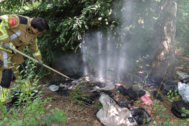 Slaapplek in brand in bossen aan de Elzenweg Waalwijk