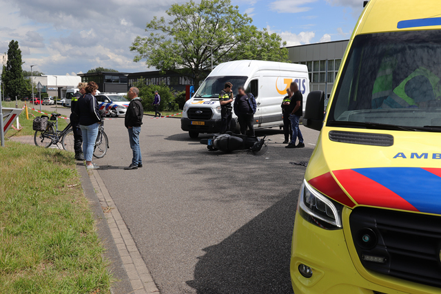 Vrouw op scooter raakt gewond na botsing met bestelbus aan de Elzenweg Waalwijk