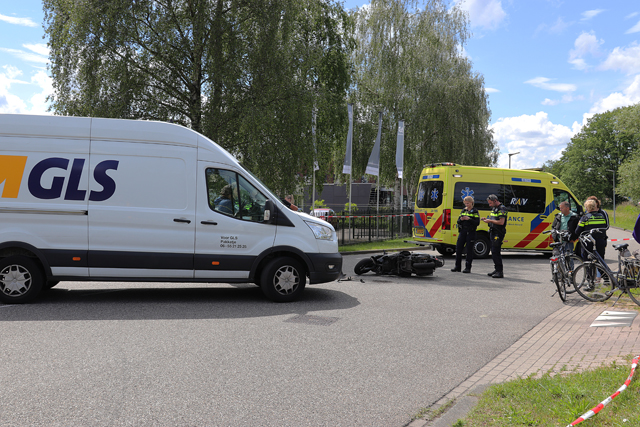Vrouw op scooter raakt gewond na botsing met bestelbus aan de Elzenweg Waalwijk