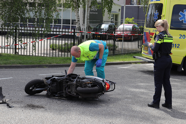 Vrouw op scooter raakt gewond na botsing met bestelbus aan de Elzenweg Waalwijk