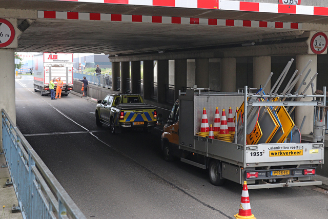 Schade aan vrachtwagen en berucht viaduct aan de Hertog Janstraat Waalwijk