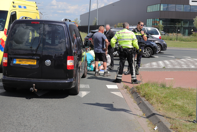 Vrouw raakt gewond na aanrijding met auto aan de Weteringweg Waalwijk