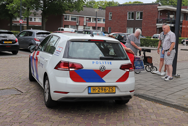 Man probeert vrouw met geweld te beroven van haar ketting aan de Van Lovenlaan Waalwijk