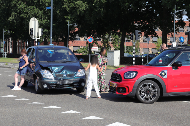 Aanrijding op kruising aan de Noorder Parallelweg Waalwijk