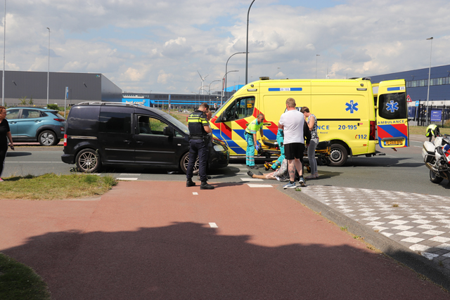 Vrouw raakt gewond na aanrijding met auto aan de Weteringweg Waalwijk