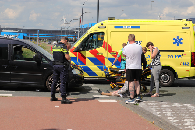 Vrouw raakt gewond na aanrijding met auto aan de Weteringweg Waalwijk
