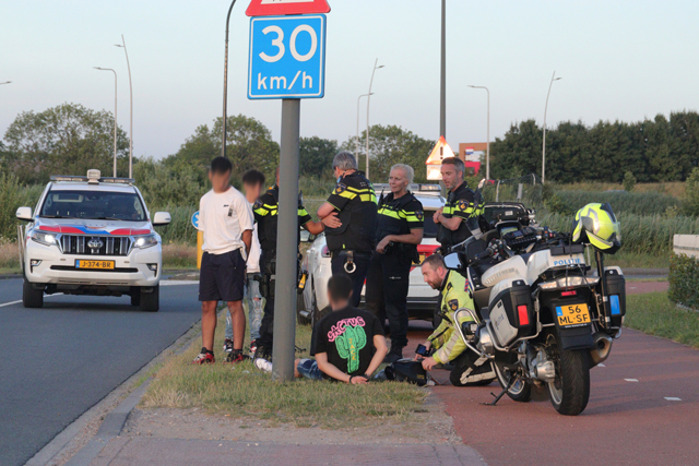 Drie jongens in de boeien geslagen na bedreiging met mes in bus aan het Vredesplein Waalwijk