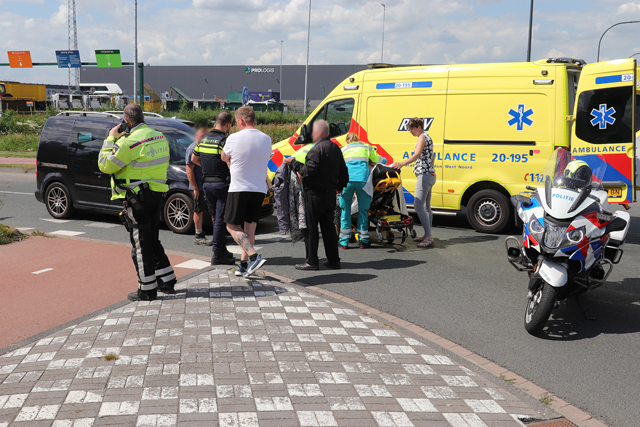 Vrouw raakt gewond na aanrijding met auto aan de Weteringweg Waalwijk