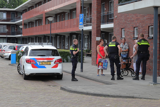 Man probeert vrouw met geweld te beroven van haar ketting aan de Van Lovenlaan Waalwijk
