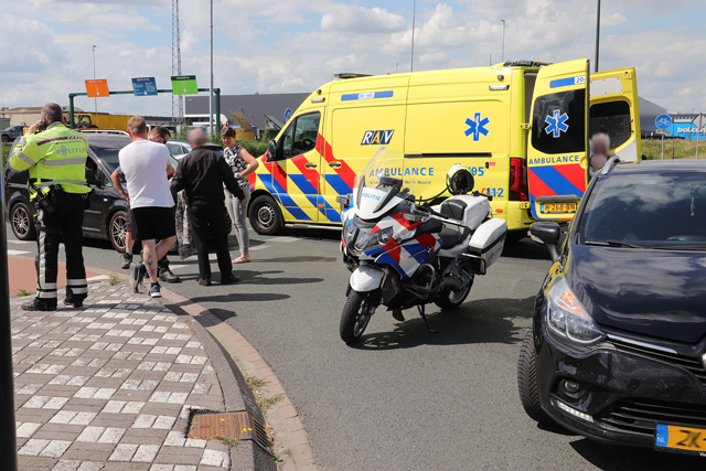 Vrouw raakt gewond na aanrijding met auto aan de Weteringweg Waalwijk
