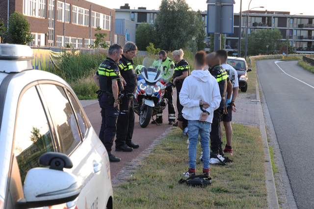 Drie jongens in de boeien geslagen na bedreiging met mes in bus aan het Vredesplein Waalwijk