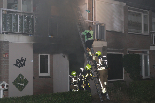 Uitslaande woningbrand aan de Eerste Zeine Waalwijk