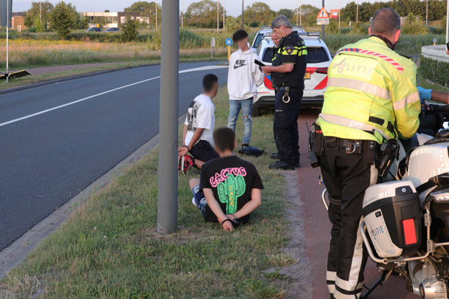 Drie jongens in de boeien geslagen na bedreiging met mes in bus aan het Vredesplein Waalwijk