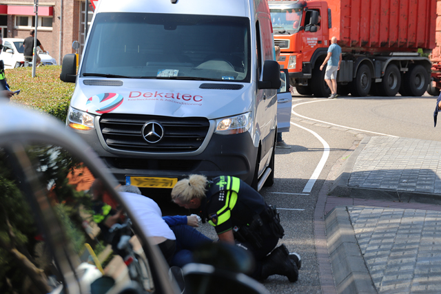 Vrouw raakt gewond na aanrijding met bestelbus aan de Taxandriaweg Waalwijk