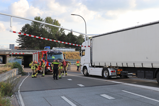 Vrachtwagen ramt waarschuwingsbalk bij berucht viaduct aan de Hertog Janstraat Waalwijk