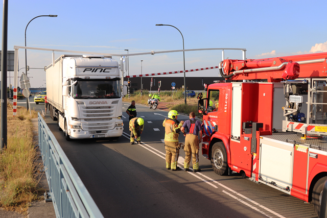 Vrachtwagen ramt waarschuwingsbalk bij berucht viaduct aan de Hertog Janstraat Waalwijk