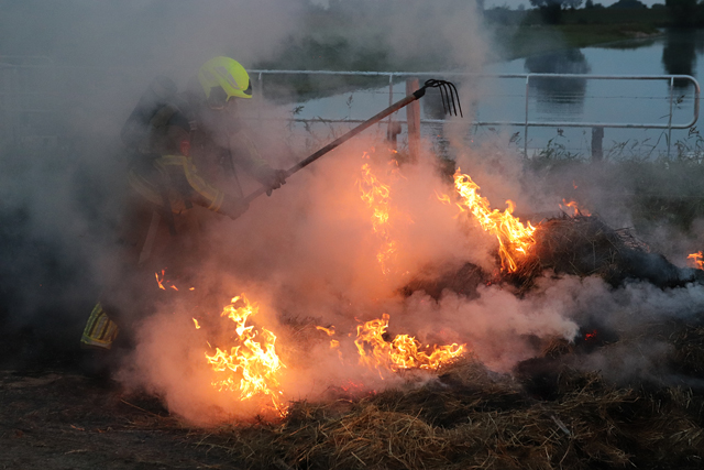 Hooibalen in brand aan de Zomerdijk Waalwijk