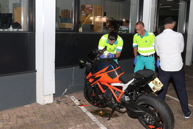 Motorrijder botst tegen bedrijfspand aan de Zanddonkweg Waalwijk