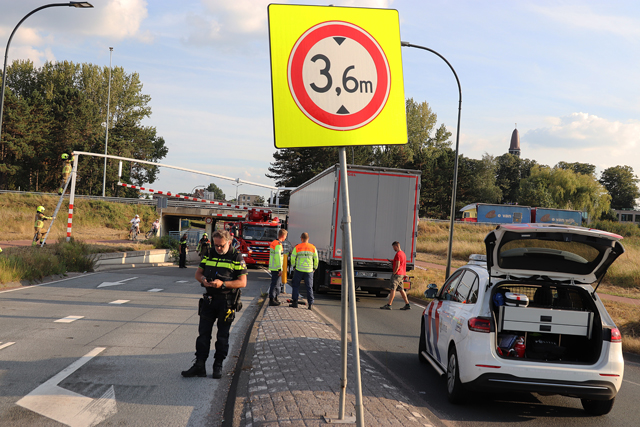 Vrachtwagen ramt waarschuwingsbalk bij berucht viaduct aan de Hertog Janstraat Waalwijk