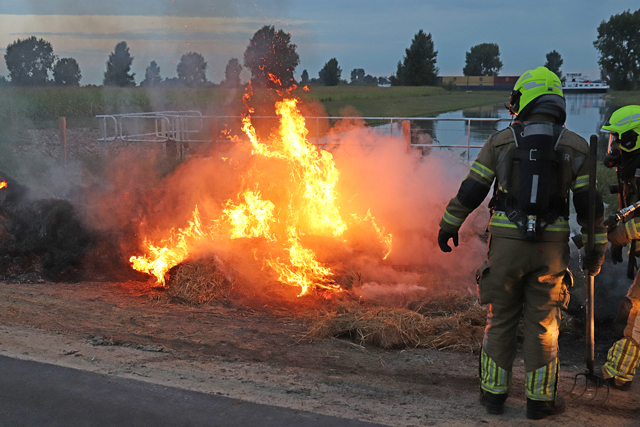 Hooibalen in brand aan de Zomerdijk Waalwijk