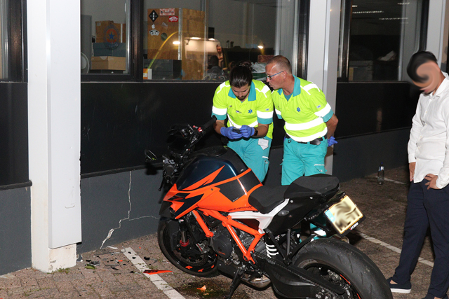 Motorrijder botst tegen bedrijfspand aan de Zanddonkweg Waalwijk