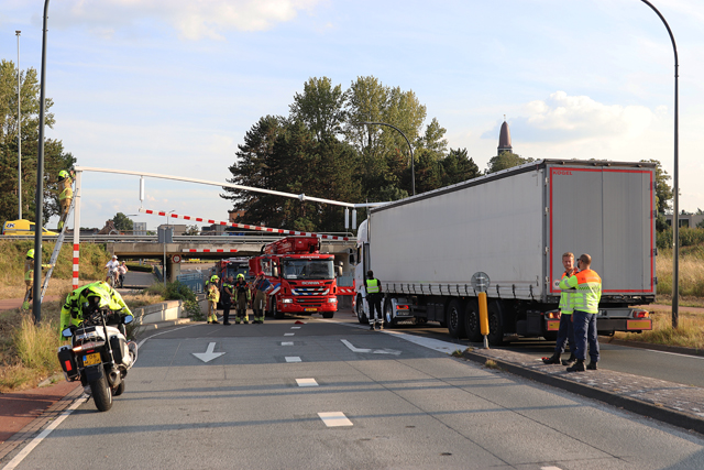 Vrachtwagen ramt waarschuwingsbalk bij berucht viaduct aan de Hertog Janstraat Waalwijk