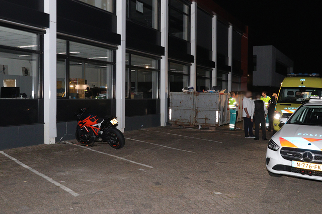 Motorrijder botst tegen bedrijfspand aan de Zanddonkweg Waalwijk