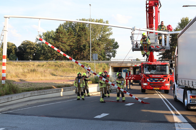 Vrachtwagen ramt waarschuwingsbalk bij berucht viaduct aan de Hertog Janstraat Waalwijk